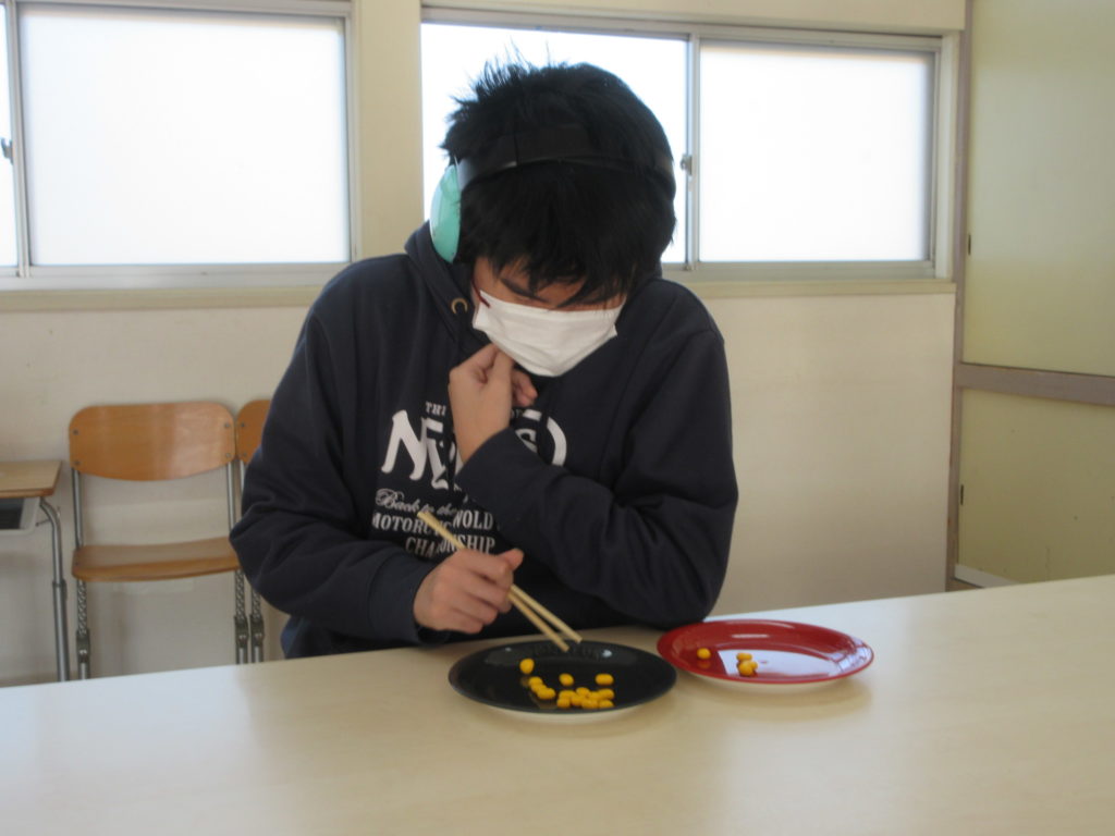 お箸で豆運びチャレンジ！！